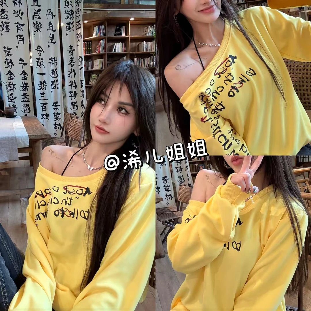 （浠儿姐姐）黄色休闲复古敞开印花斜肩卫衣女秋冬宽松上衣百搭长袖