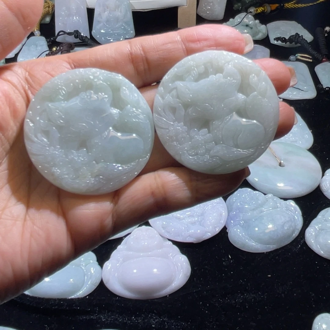 翡翠未镶嵌颈饰狐狸两个