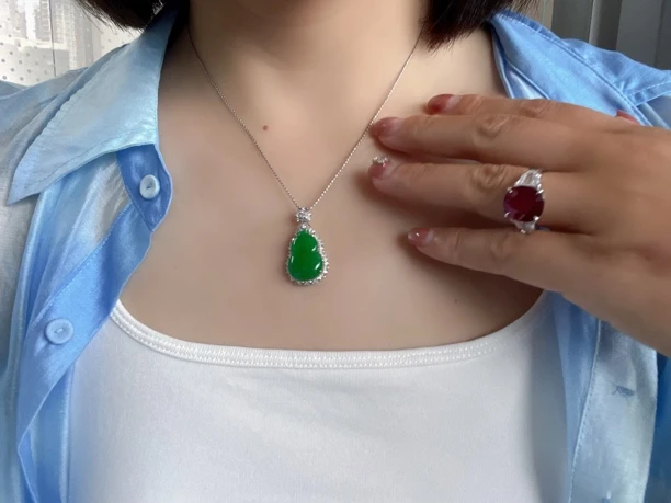 满色翡翠葫芦吊坠