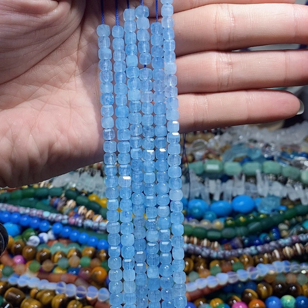 石英质玉未镶嵌，海蓝色转切方糖6×6mm，