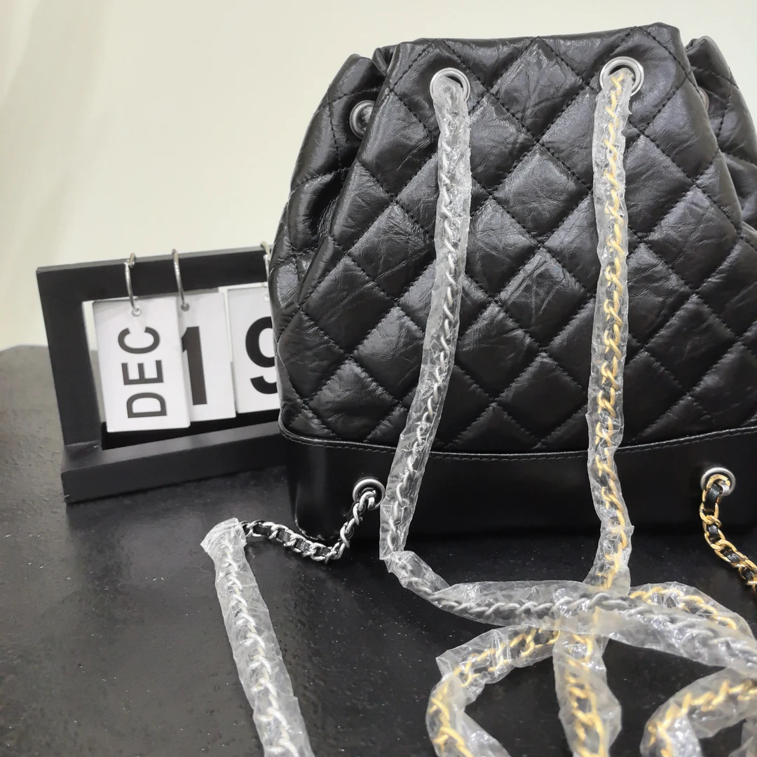 姚女士香流浪双肩包