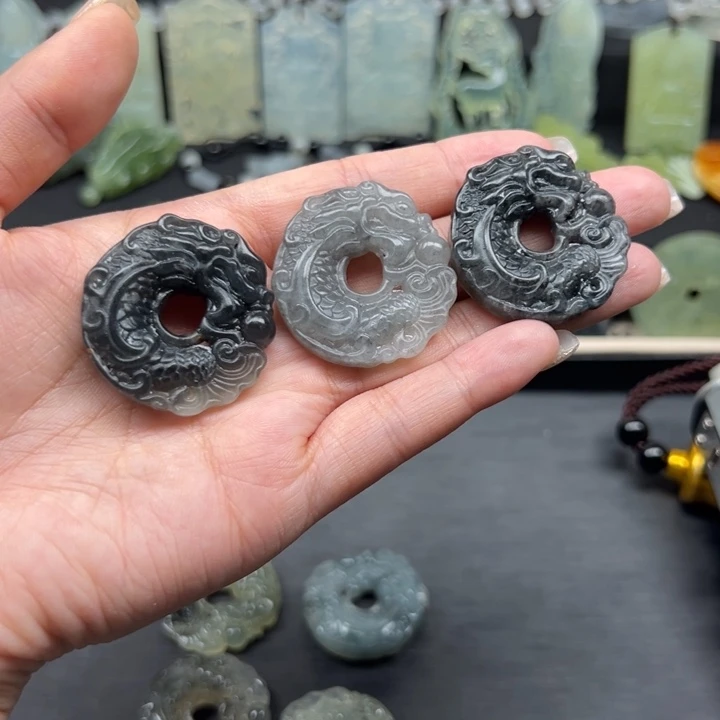 蛇纹石玉颈饰未镶嵌花****兽