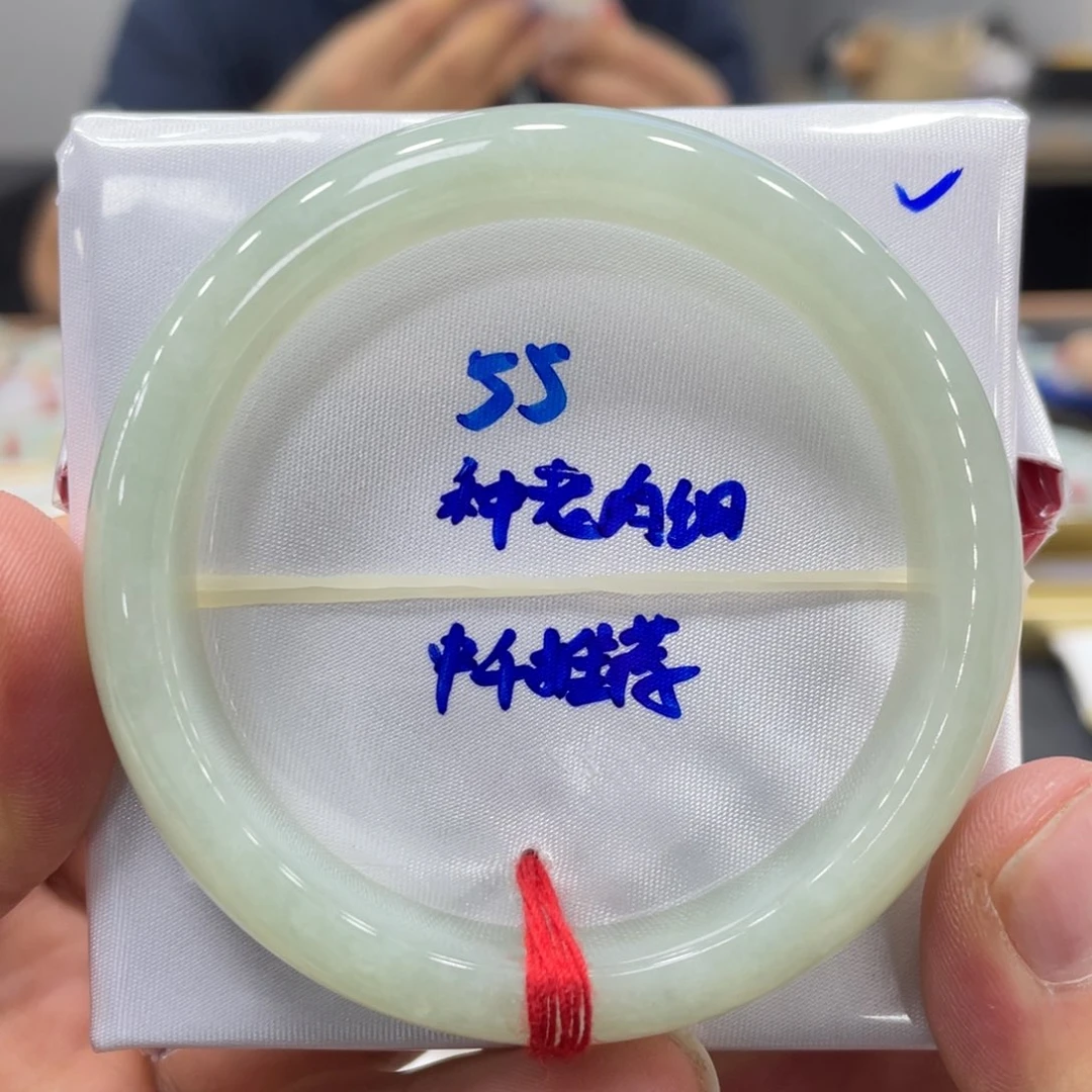 翡翠手镯未镶嵌翡翠