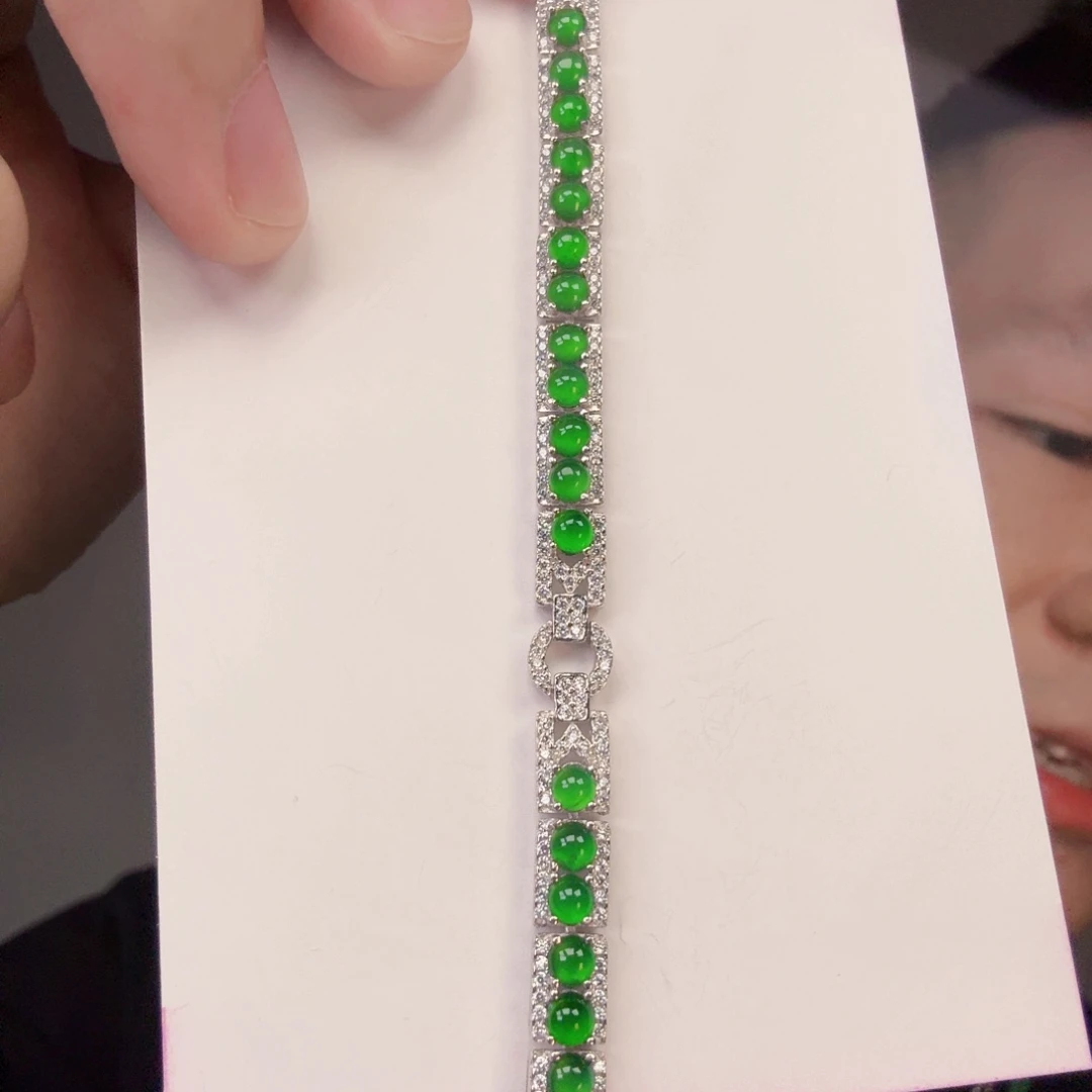 翡翠未镶嵌颈饰一件