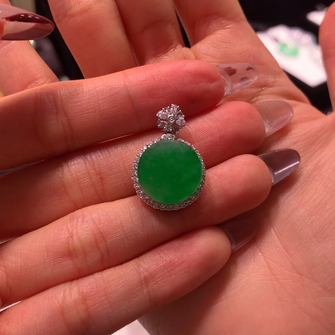 颈饰18K金镶嵌翡翠