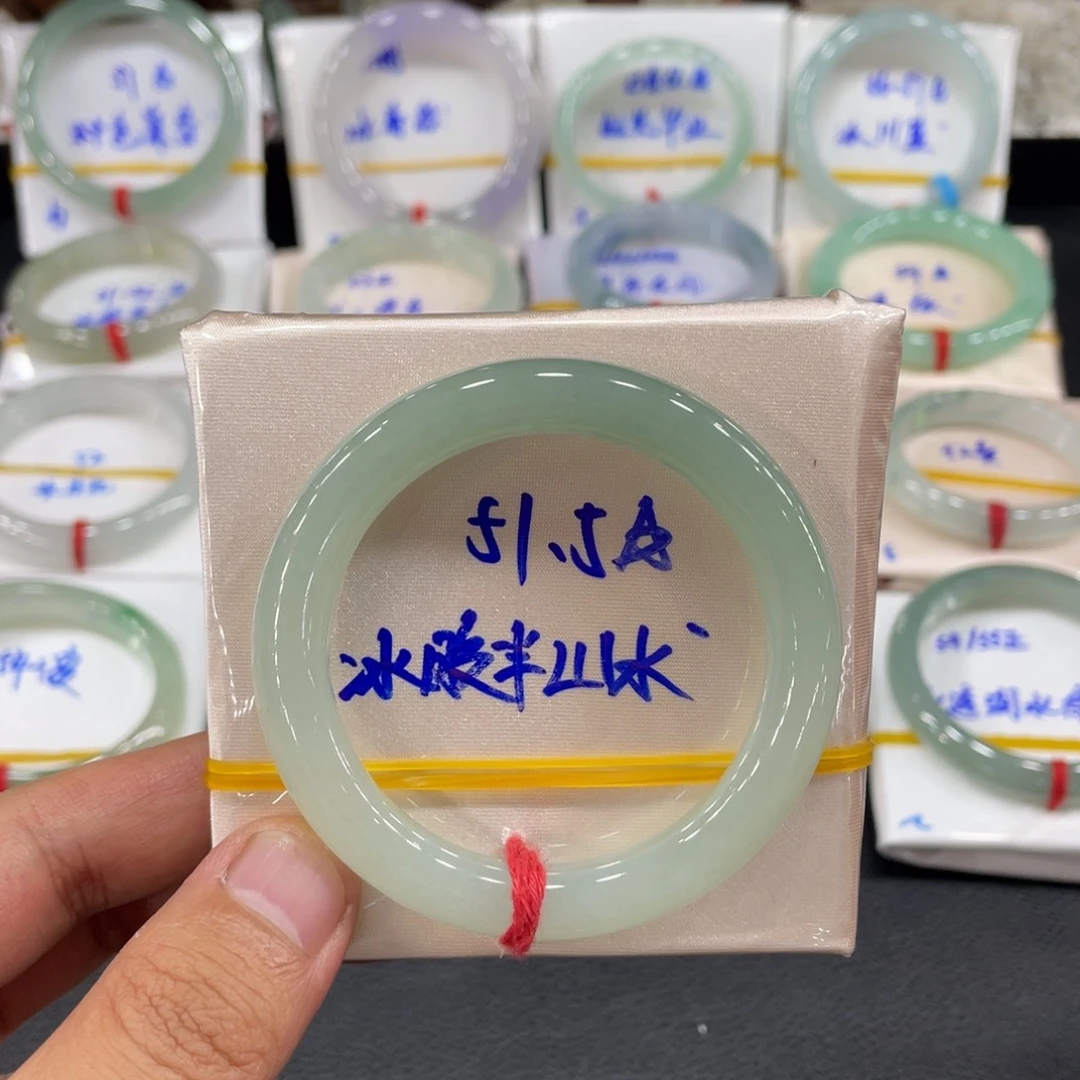 翡翠手镯未镶嵌天然翡翠