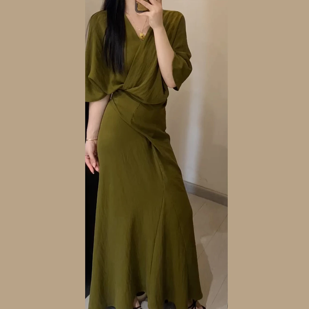 2025年新款法式复古v领连衣裙子女夏高级感轻奢别致漂亮夏日长裙
