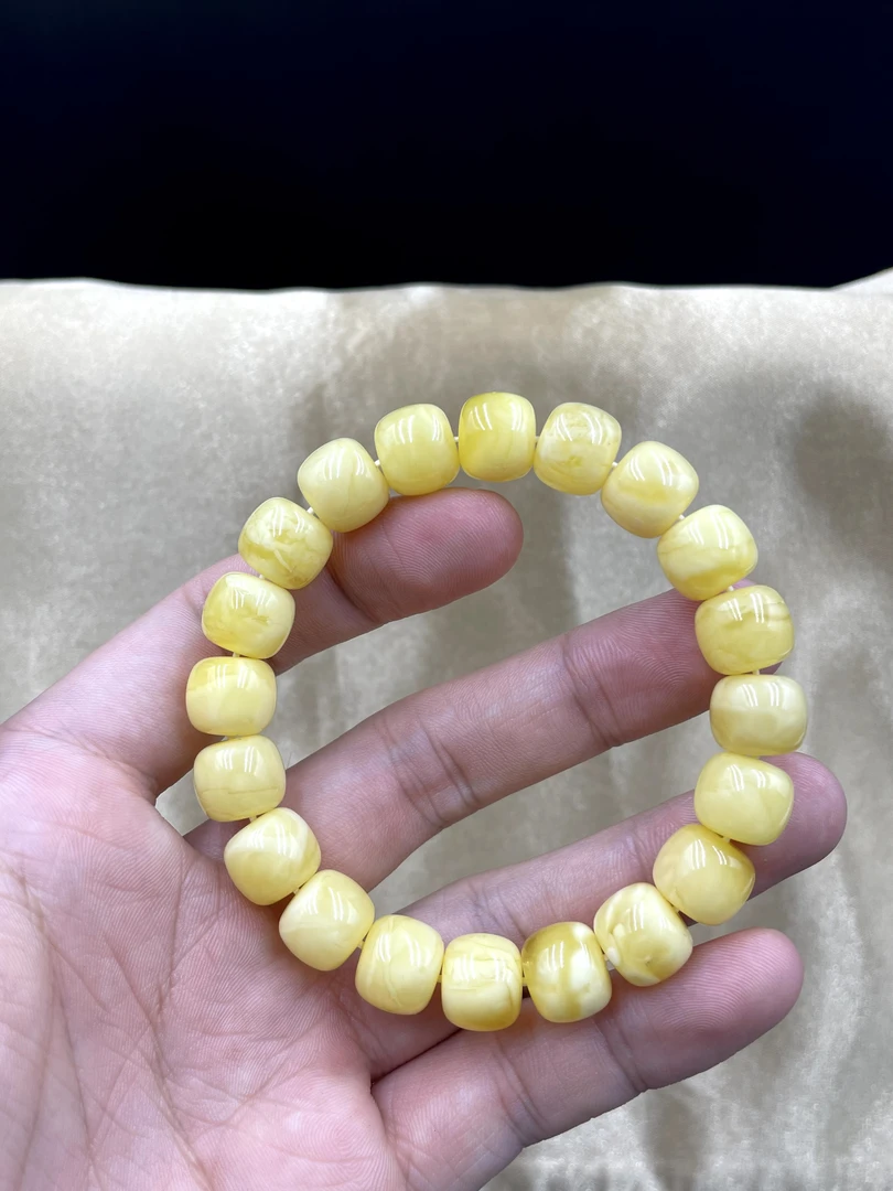 原矿高品质俄料蜜蜡手串，尺寸12×10蜡质非常的饱满白花纹路妖孽