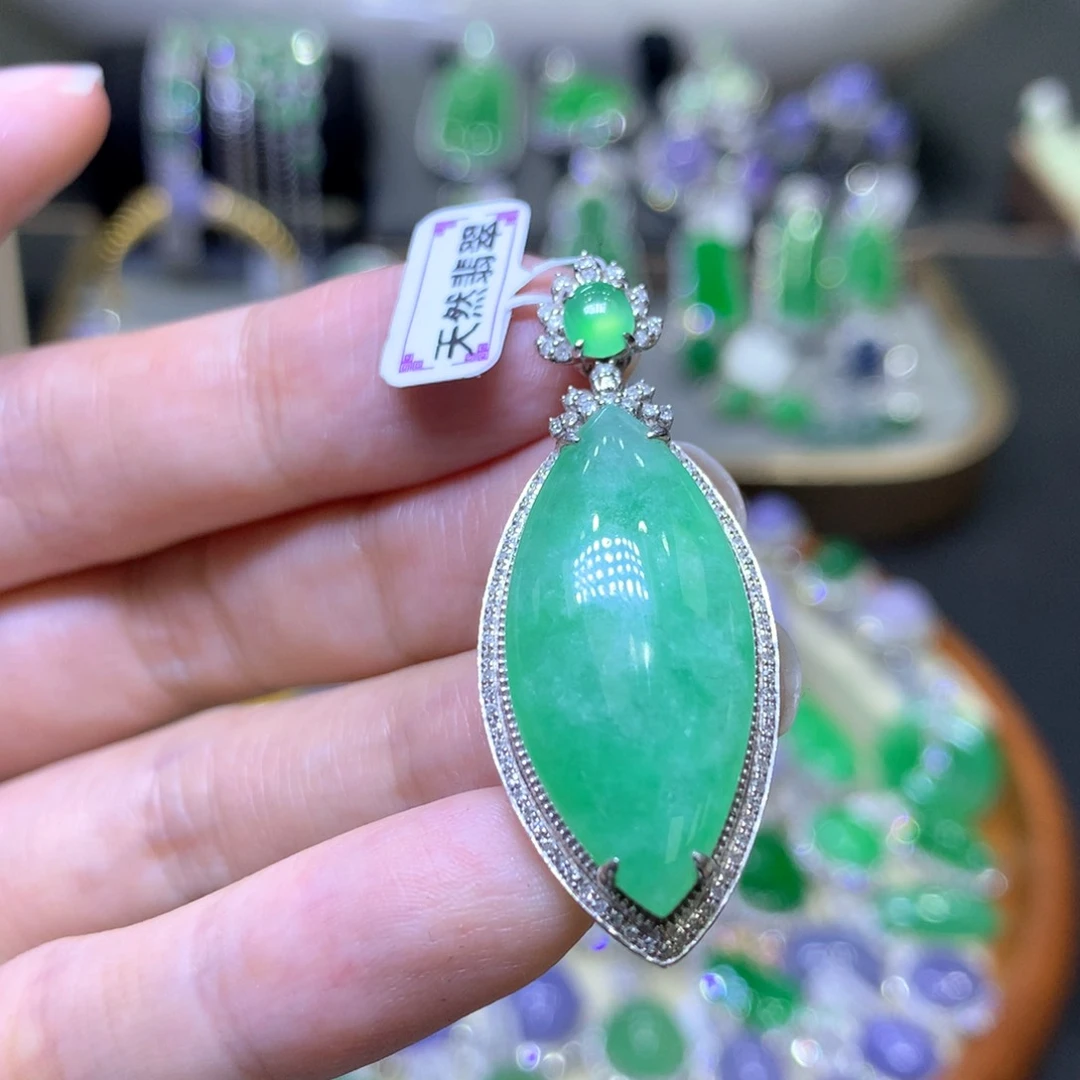 【闪购商品】翡翠颈饰18K金镶嵌翡翠吊坠项链