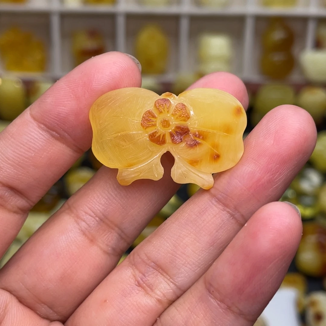琥珀未镶嵌颈饰蝴蝶结15克价