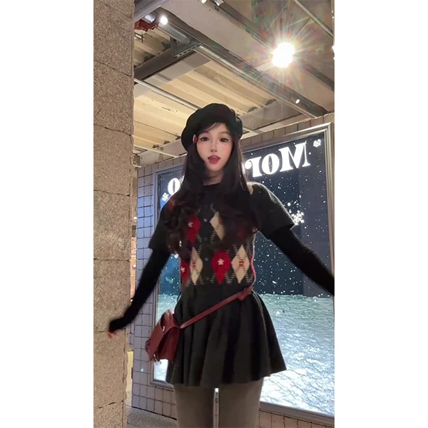 2025冬季长袖撞色显瘦百搭复古菱格珍珠手工绣花针织连衣裙女套装