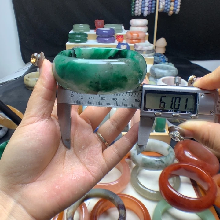 未镶嵌手镯石英质玉