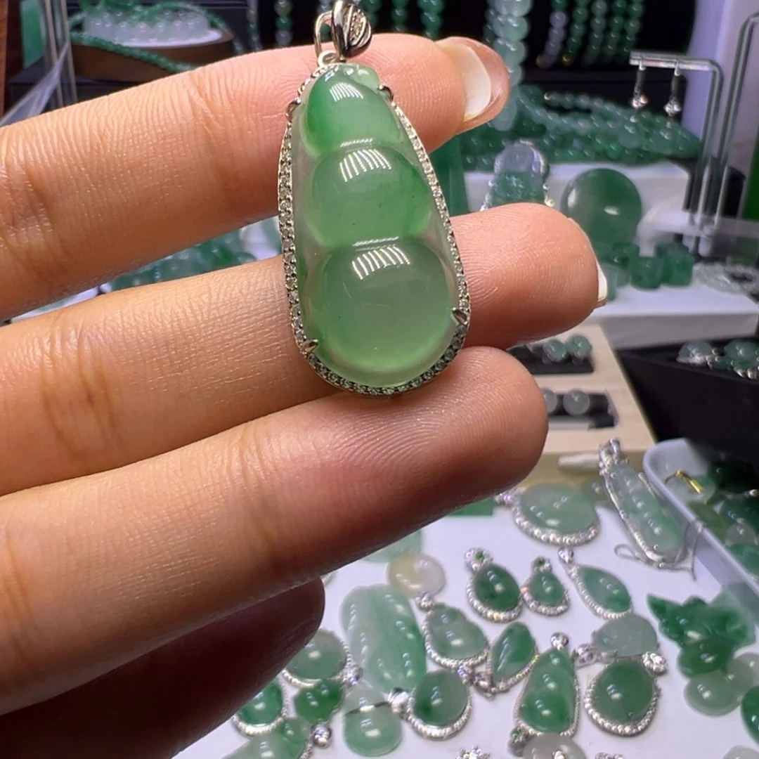 石英质玉（非洲翠）未镶嵌颈饰