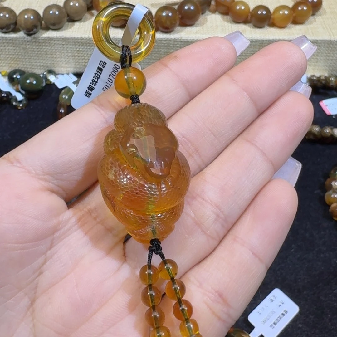 琥珀珠宝奇石未镶嵌金底飘蜜团蛇吊坠