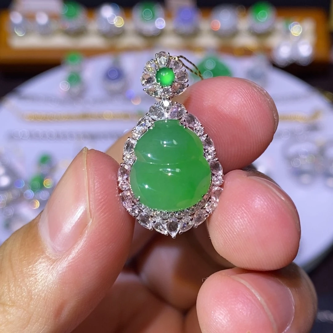 【闪购商品】颈饰18K金镶嵌翡翠