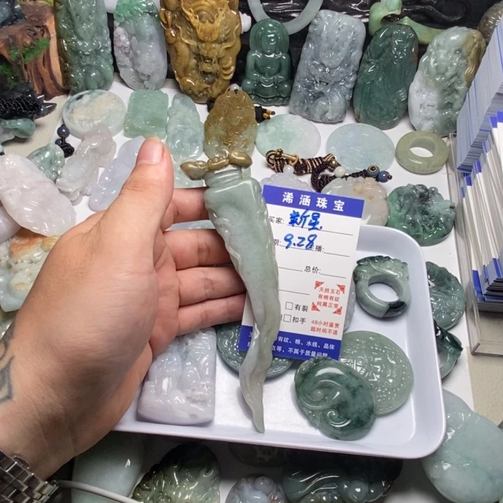 新***星翡翠未镶嵌颈饰人参，如意