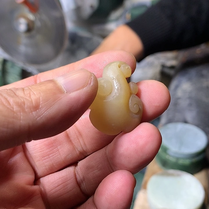 颈饰未镶嵌和田玉（糖玉）