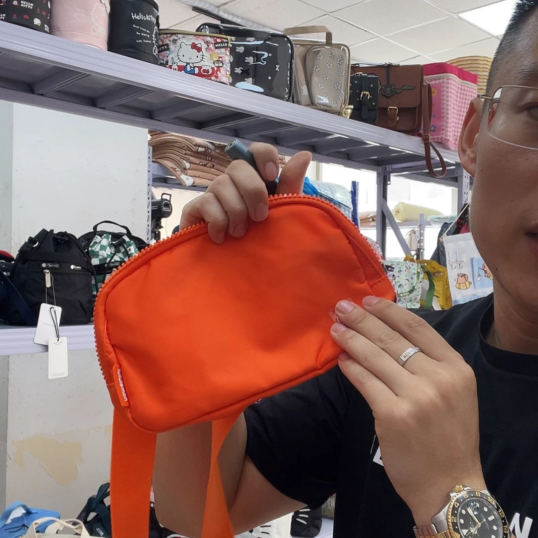 PU化妆包等各种产品的