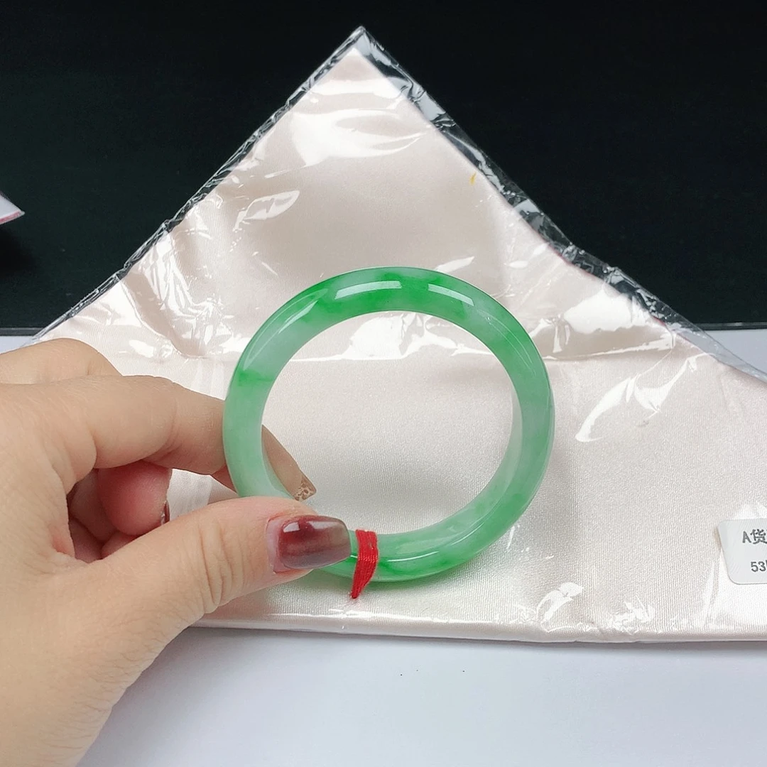 翡翠手镯未镶嵌翡翠093