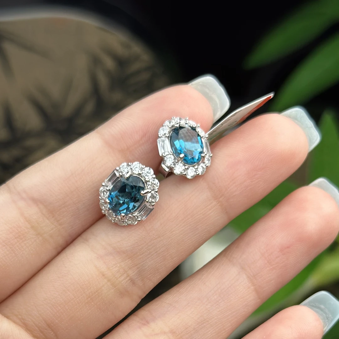 【532】天然伦敦蓝托帕石耳钉福利价 单颗两克拉