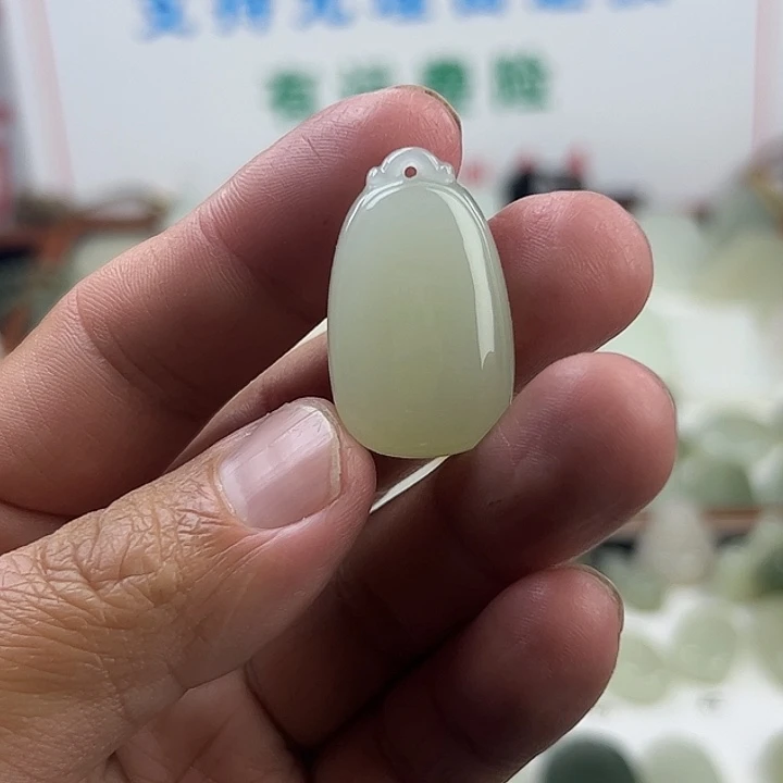 梅***花和田玉未镶嵌颈饰