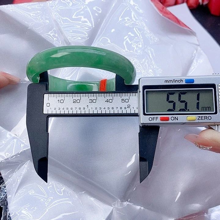 翡翠手镯未镶嵌182。 