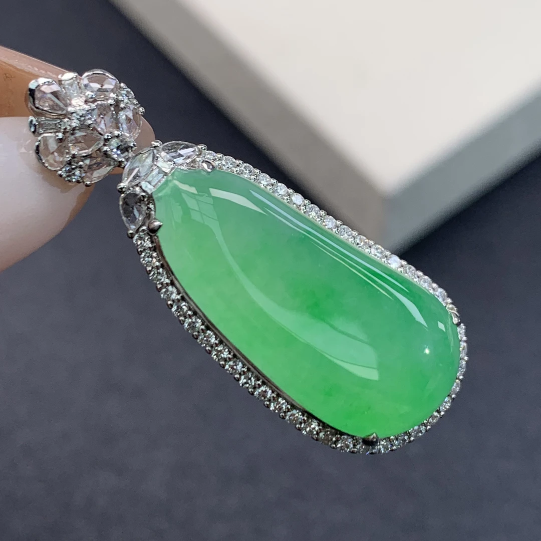 新品推荐·18K金冰阳绿福瓜缅A翡翠玉石吊坠气质精致满绿