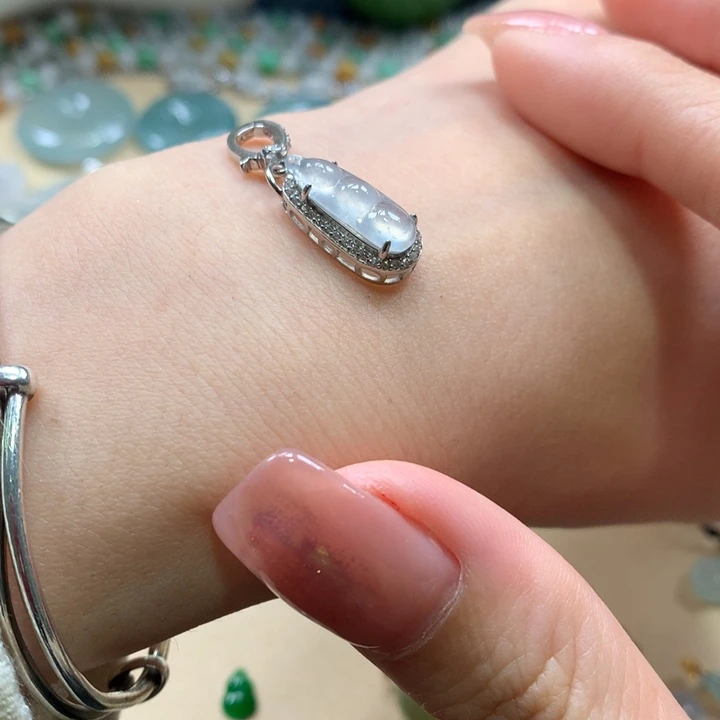 翡翠足银镶嵌颈饰豆子