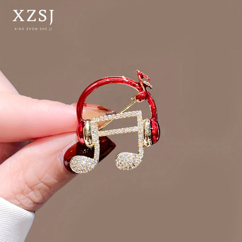 铜锆石胸针 新款百搭红色音符别针轻奢精致高档耳麦胸花毛衣配饰