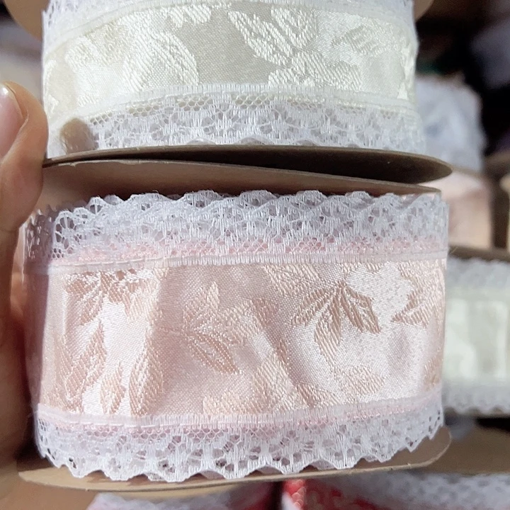 窄的蕾丝边提花缎