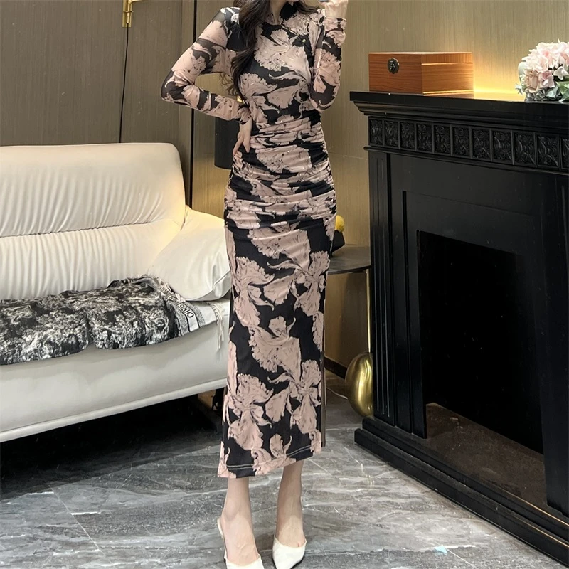 气质女人味轻奢立领长袖褶皱烫金酒巷传香显瘦修身包身开衩连衣裙