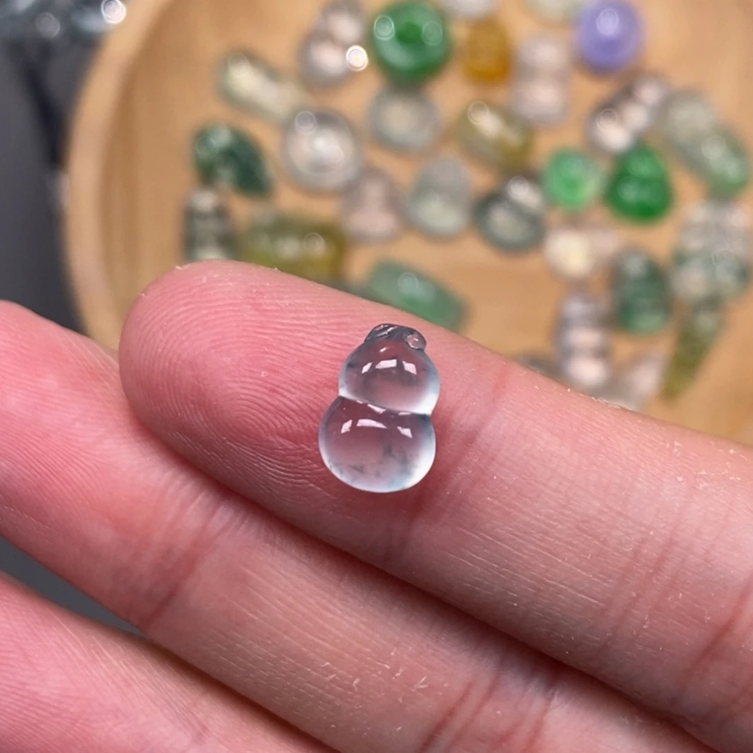 翡翠未镶嵌颈饰葫芦