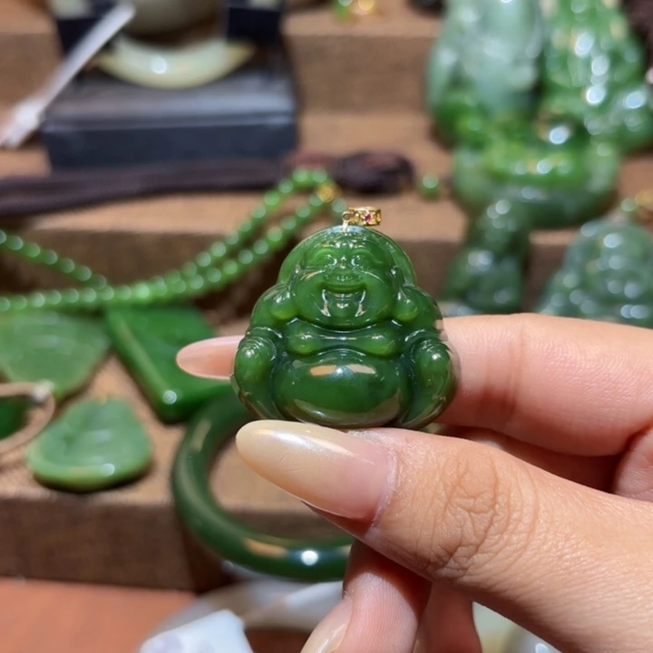 颈饰18K金镶嵌和田玉（碧玉）