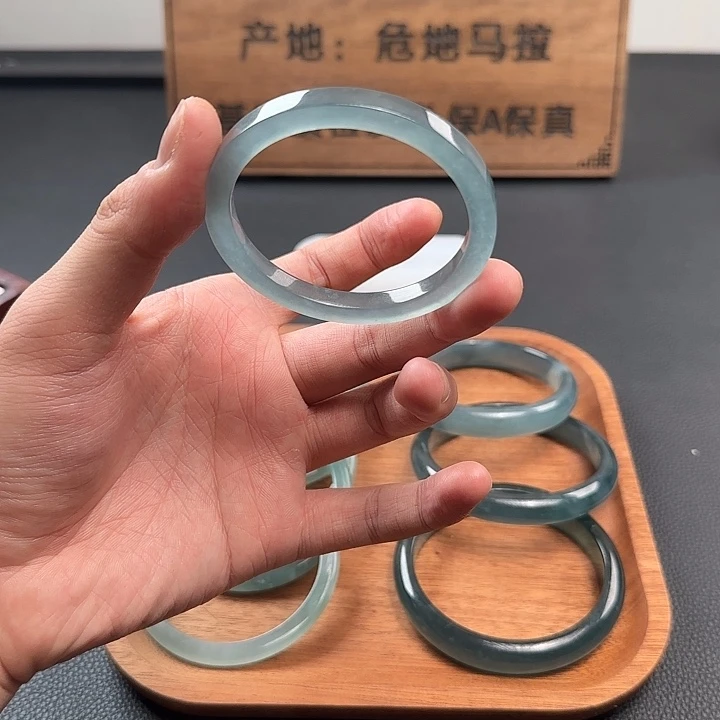 翡翠未镶嵌手镯53蓝冰料