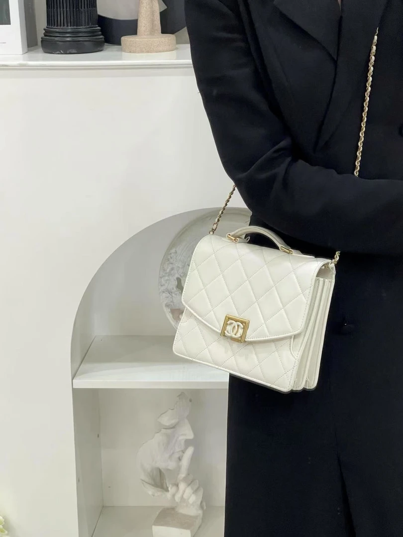 99新 Chanel/香奈儿 香奈儿23A邮差包白金羊/严选