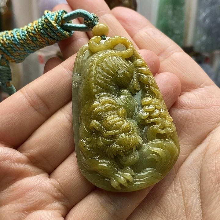 团***团翡翠未镶嵌颈饰每天
