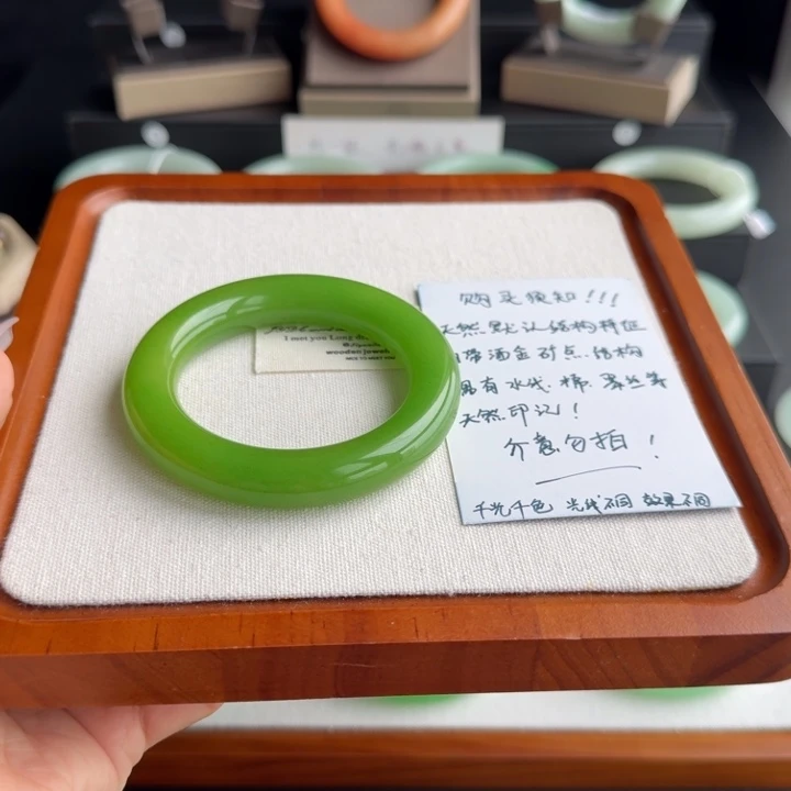 王***王非金属王王54.0牛油果绿胖圆手镯