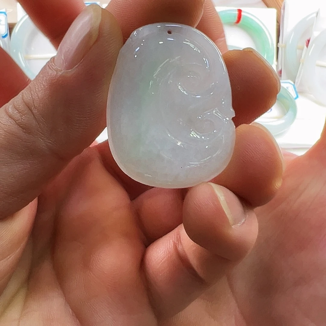 翡翠未镶嵌颈饰露**容如意