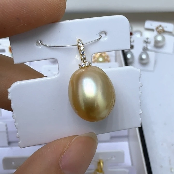 18K金镶嵌海水珍珠颈饰