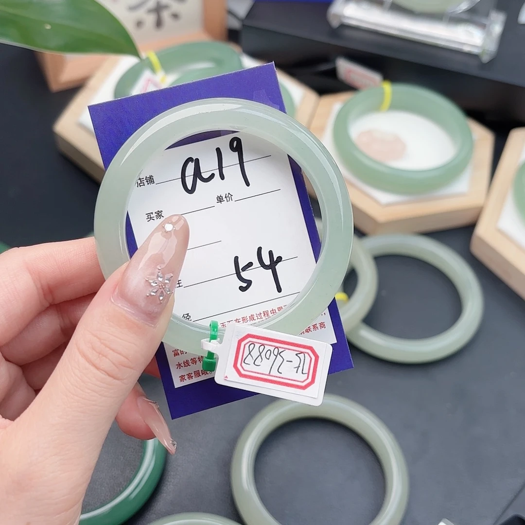 星***月石英质玉未镶嵌手镯