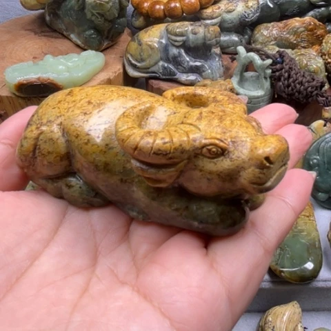 未镶嵌岫岩河磨玉（透闪石质玉）把件来****名