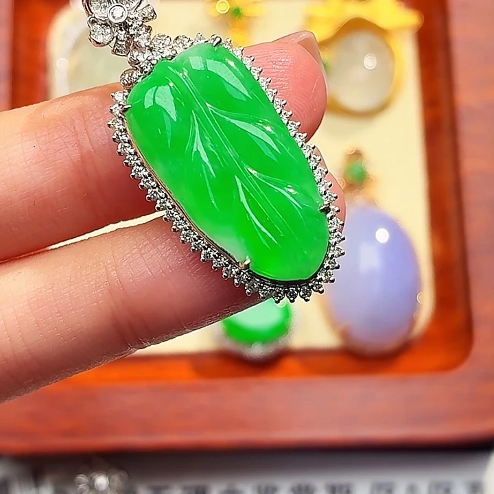 翡翠18K金镶嵌颈饰