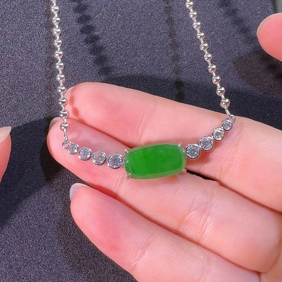 翡翠未镶嵌颈饰无事