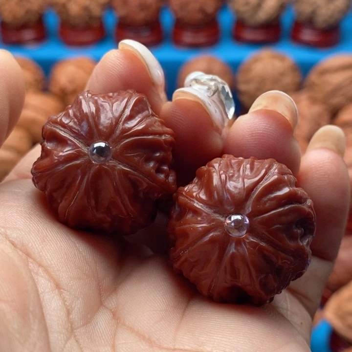 文玩核桃把件红宝石