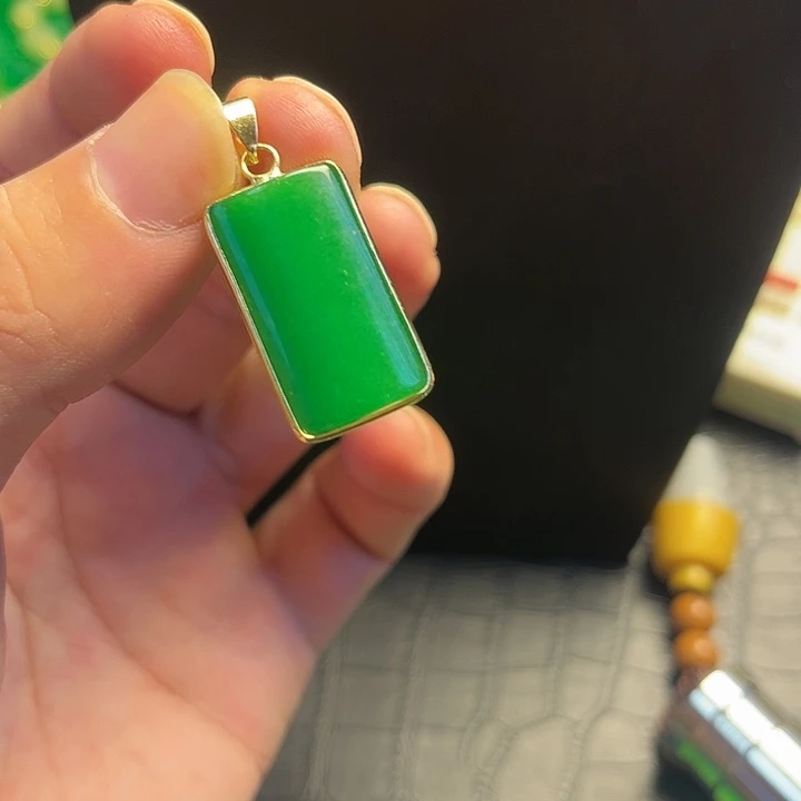 颈饰18K金镶嵌翡翠