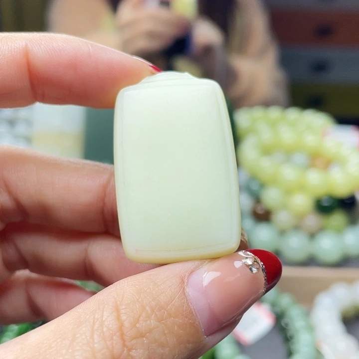 和田玉颈饰未镶嵌静**肆