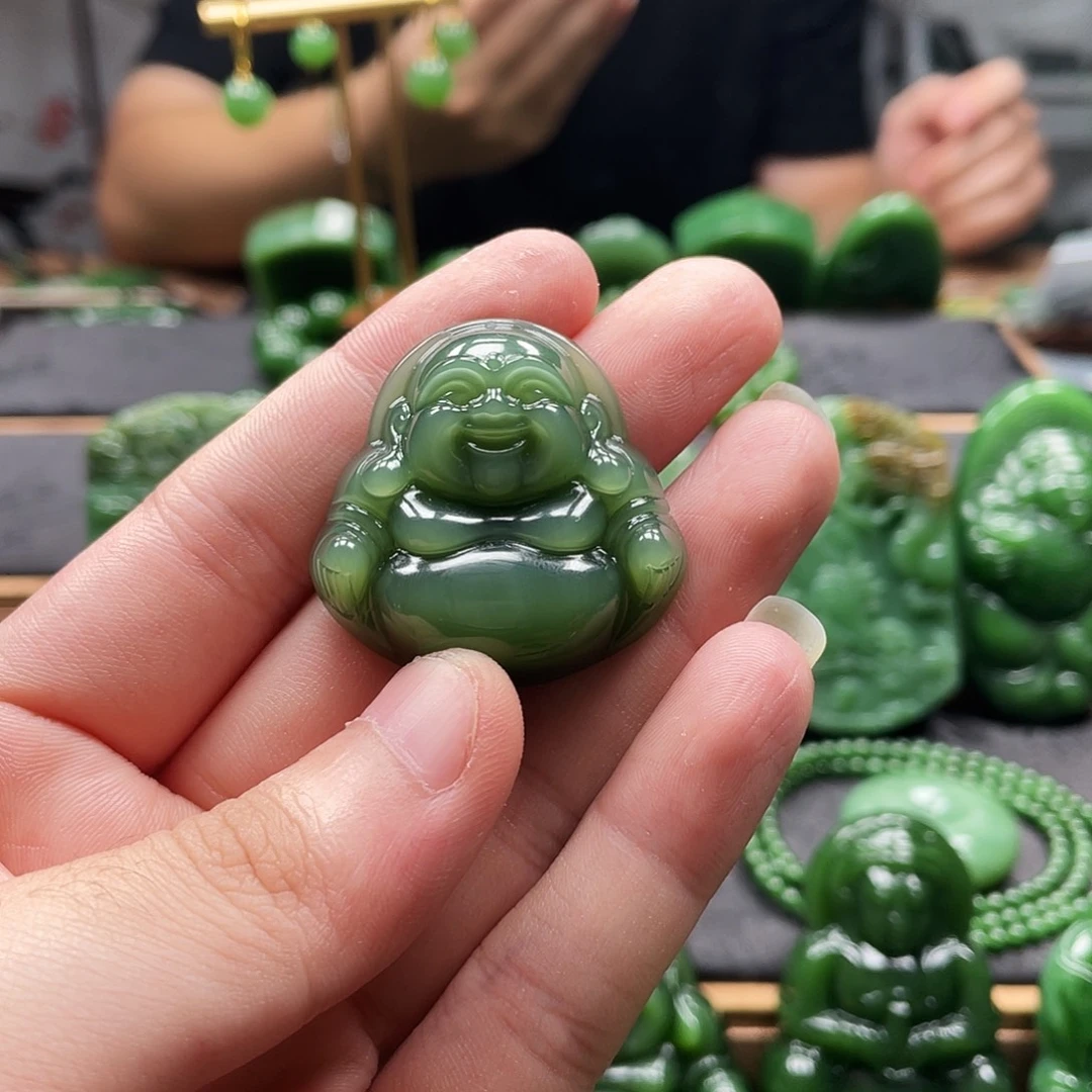 熊***人颈饰未镶嵌和田玉（碧玉）