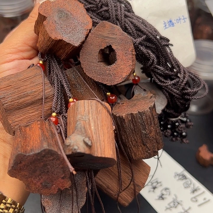 藤类降真香缅甸东枝料紫红油吊坠1.99