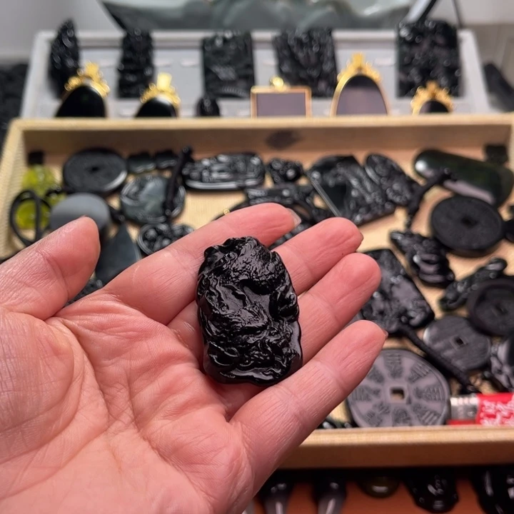 今***少蛇纹石玉未镶嵌颈饰