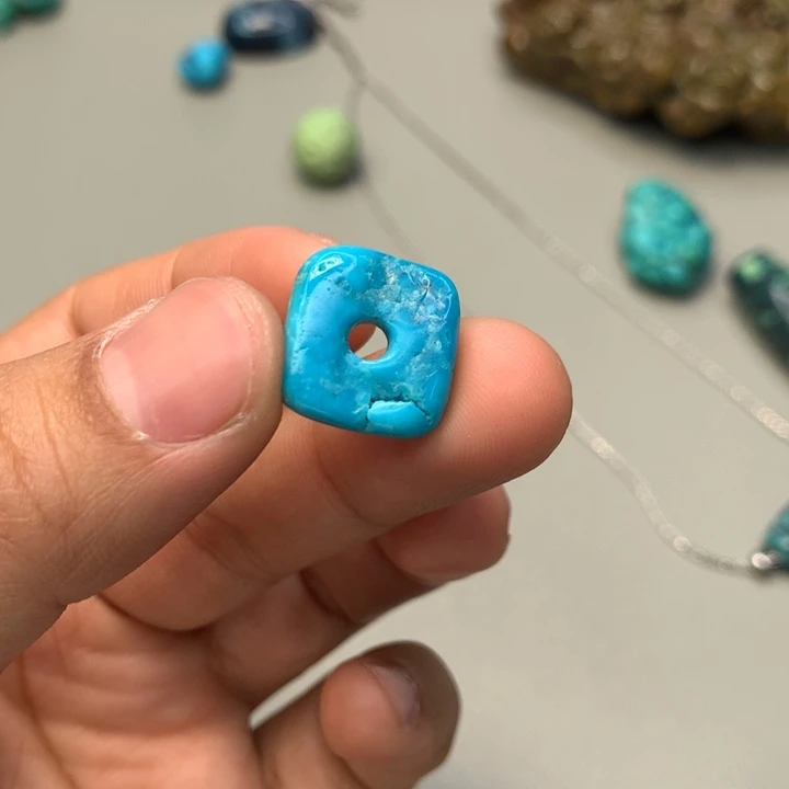 绿松石未镶嵌颈饰